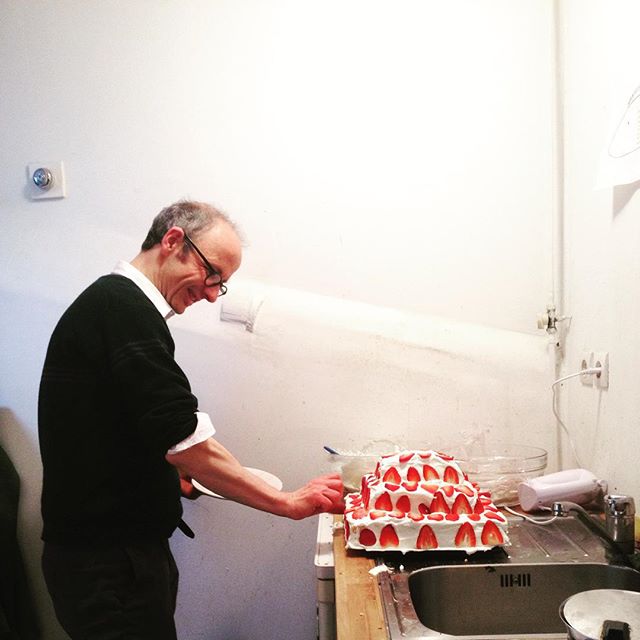 Painter Simon Pasieka is making loverly birthday cake in his studio !!!