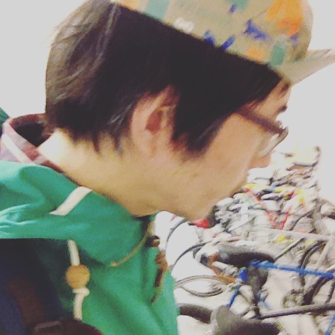 自転車用のヘルメットが見つからないので、ひとまず帽子をかぶっている。。。#swiftindustries